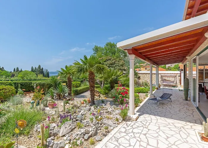 Sunny House Free Parking Guest house