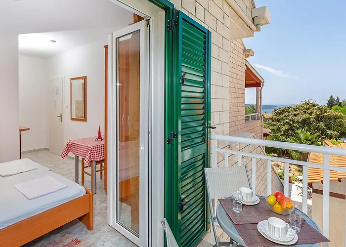 Sunny House Free Parking Guest house